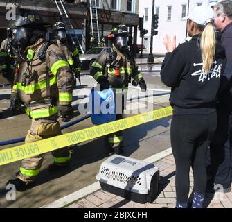 Racine, Wisconsin, États-Unis. 30 avril 2020. ELENA BARRON est réunifiée avec ses chats DaVinci et DEXTER par les pompiers de racine, Wisconsin après avoir été incendiée à travers son appartement et d'autres dans le centre-ville de racine jeudi 30 avril 2020. Crédit: Mark Hertzberg/ZUMA Wire/Alay Live News Banque D'Images