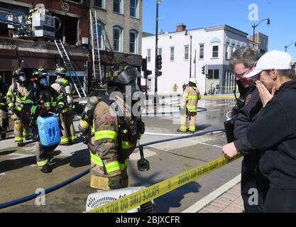 Racine, Wisconsin, États-Unis. 30 avril 2020. ELENA BARRON est réunifiée avec ses chats DaVinci et DEXTER par les pompiers de racine, Wisconsin après avoir été incendiée à travers son appartement et d'autres dans le centre-ville de racine jeudi 30 avril 2020. Crédit: Mark Hertzberg/ZUMA Wire/Alay Live News Banque D'Images