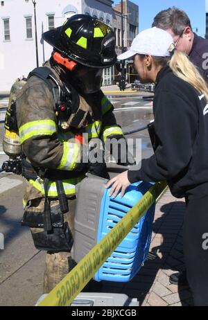 Racine, Wisconsin, États-Unis. 30 avril 2020. ELENA BARRON est réunifiée avec ses chats DaVinci et DEXTER par les pompiers de racine, Wisconsin après avoir été incendiée à travers son appartement et d'autres dans le centre-ville de racine jeudi 30 avril 2020. Crédit: Mark Hertzberg/ZUMA Wire/Alay Live News Banque D'Images