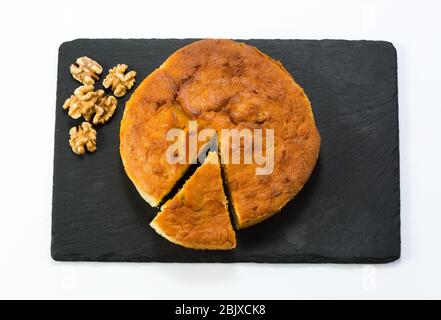 Gâteau de carotte et carotte fraîche sur table en bois Banque D'Images