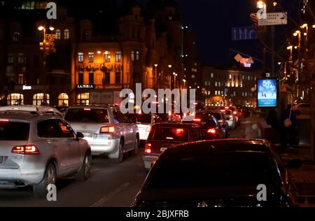 KIEV, UKRAINE - 01 FÉVRIER 2018: Embouteillage pendant les heures de pointe en soirée Banque D'Images