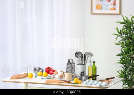 Ustensiles de cuisine avec produits préparés pour des cours de cuisine sur table à l'intérieur Banque D'Images