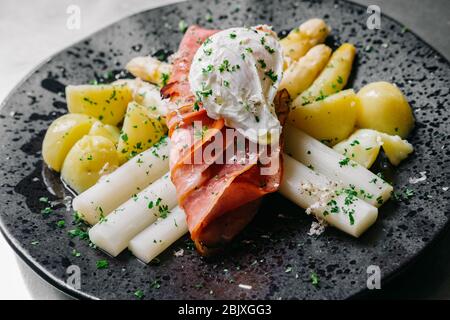 Asperges blanches hollandaises avec jambon, œufs et pommes de terre. Asperge hollandaise Banque D'Images