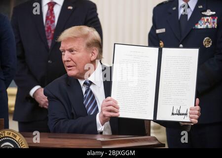 Washington, États-Unis. 30 avril 2020. Le président Donald J. Trump signe une proclamation qui attribue le mois de mai comme « mois des Américains âgés » après avoir parlé de la protection des aînés contre la pandémie de coronavirus COVID-19 dans la salle est de la Maison Blanche à Washington, DC, USA, 30 avril 2020. L'événement intervient après que le président a déclaré qu'il ne prolongera pas les lignes directrices fédérales en matière de distanciation sociale, qui expireront à la fin de la journée. Photo de Jim Lo Scalzo/UPI crédit: UPI/Alay Live News Banque D'Images