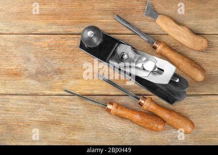 Ensemble d'outils de menuisier sur fond de bois Banque D'Images