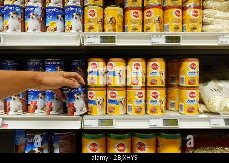 Pedigree aliments boîtes dans un magasin Banque D'Images