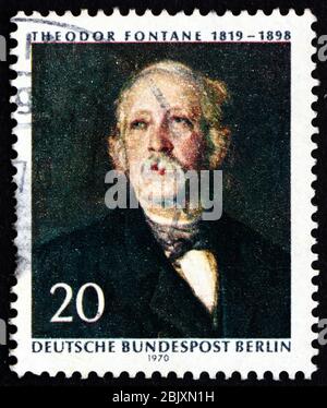ALLEMAGNE - VERS 1970: Un timbre imprimé en Allemagne, Berlin montre Theodor Fontaine, poète et écrivain, peinture d'Hanns Fechner, vers 1970 Banque D'Images