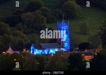 Beaminster, Dorset, Royaume-Uni. 30 avril 2020. L'église St Mary's à Beaminster, dans Dorset, est éclairée en bleu pour le NHS, le personnel de première ligne et tous les travailleurs clés. L'éclairage a été fait par JSW Entertainment Group et est le premier de nombreux éclairage planifié bleu des églises locales pour le NHS. Crédit photo : Graham Hunt/Alay Live News Banque D'Images