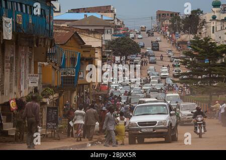 Bukavu, République démocratique du Congo : trafic sur la rue centrale poussiéreuse de la ville. Voitures et motos Banque D'Images