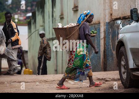 Bukavu, République démocratique du Congo : la femme congolaise en vêtements traditionnels africains porte un lourd panier sur sa tête Banque D'Images