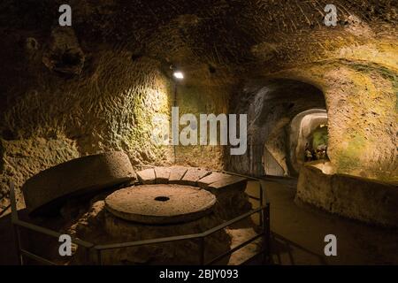 Moulin à huile d'olive et allées sculptées dans la surface volcanique de tuft dans les chambres souterraines datant de l'époque étrusque quand les gens voulaient une escapade Banque D'Images