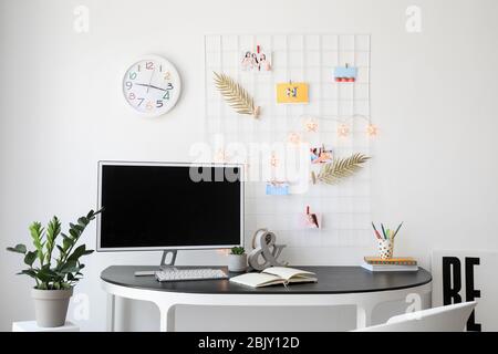 Lieu de travail avec le Conseil de l'humeur et l'ordinateur dans cette chambre moderne Banque D'Images