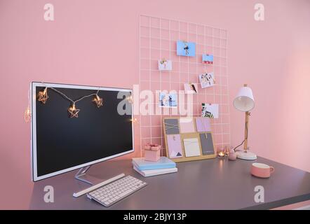 Lieu de travail avec le Conseil de l'humeur et l'ordinateur dans cette chambre moderne Banque D'Images