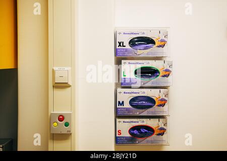 Gants jetables montés sur le mur dans le service d'urgence de l'hôpital des Pays-Bas. Gants médicaux de protection Banque D'Images