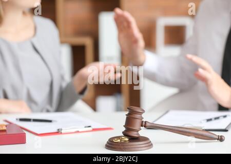 Judge's gavel on table in office. Notion de divorce Banque D'Images