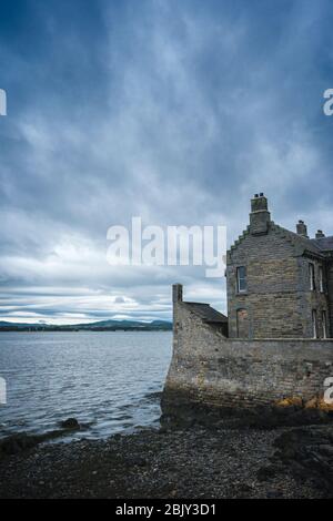 Le château de Blackness construit par Sir George Crichton dans les années 1440, se trouve au bord de la mer sur le Firth of Forth. Cette forteresse ressemble à un navire en pierre. Banque D'Images