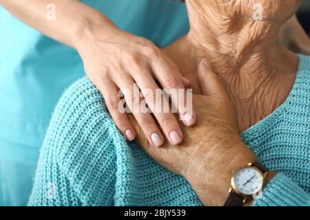 Médecin soutenant femme âgée en clinique, closeup Banque D'Images