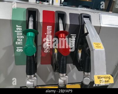 Pompes à gaz avec niveaux de carburant fournissant l'approvisionnement en essence et diesel. Banque D'Images