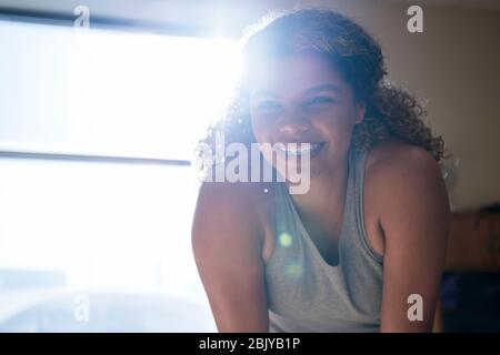 Portrait d'une femme athlétique à la salle de gym Banque D'Images