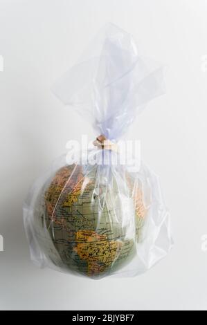 Globe terrestre dans un sac en plastique Banque D'Images