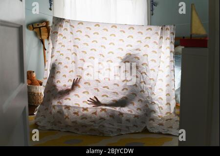 Ombres des enfants derrière la tente de la literie en pépinière Banque D'Images