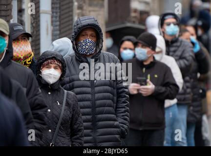 30 avril 2020, Chelsea, Massachusetts, États-Unis: Les gens se sont alignés sur un pantry alimentaire pop up au milieu de l'épidémie COVID-19 à Chelsea. Chelsea est l'une des communautés les plus touchées du Massachusetts. Crédit: AFLO Co. Ltd./Alay Live News Banque D'Images