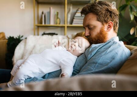 Père embrassant bébé fils (2-3Â mois)Â Banque D'Images