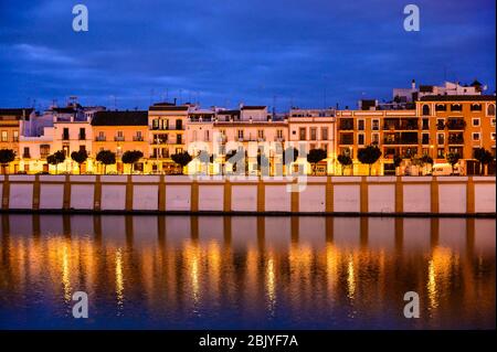 TRIANA QUARTIER RELFECTS DANS LA RIVIÈRE GUADLAQUIVIR, SÉVILLE, ANDALOUSIE, ESPAGNE Banque D'Images