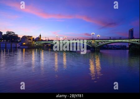 Espagne, Séville, Pont de Triana, Pont de TrianaÂ sur la rivière Guadalquivir Banque D'Images