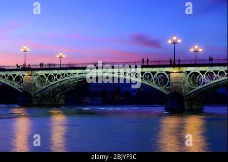 PONT DE TRIANA AU CRÉPUSCULE, SÉVILLE, ANDALOUSIE, ESPAGNE Banque D'Images