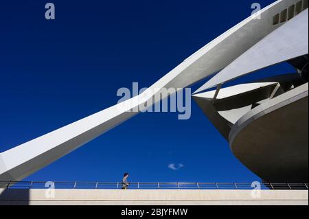 FEMME MARCHANT PAR L'OPÉRA REINA SOFIA PALAU DE LES ARTS, VALENCE, ESPAGNE Banque D'Images