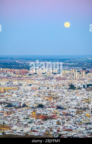 LEVER DE LUNE SUR SÉVILLE, ANDALOUSIE, ESPAGNE Banque D'Images