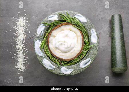 La composition avec naturel crème dans le mortier sur fond gris Banque D'Images