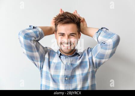 Portrait de jeune homme drôle sur fond clair Banque D'Images