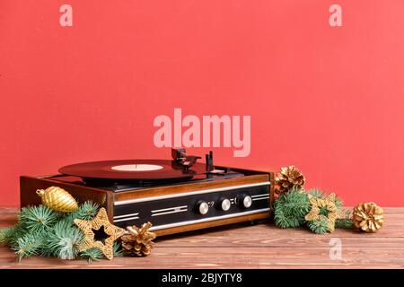 Retro player avec un décor de Noël sur la table en bois Banque D'Images