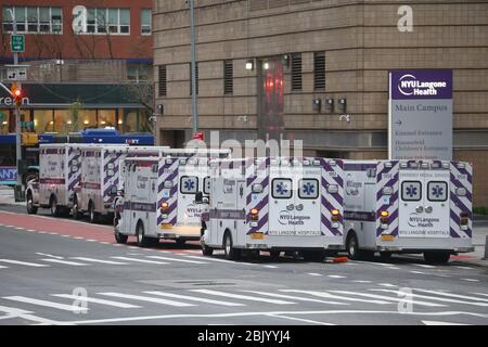 30 avril 2020, New York, NY, États-Unis: Ambulanes sit and wait to be appeal NYU Langone Hospital. (Image crédit : © Dan Herrick/ZUMA Wire) Banque D'Images