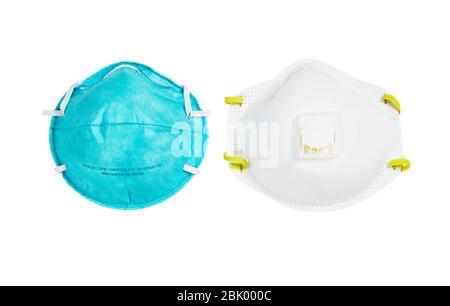 Masque chirurgical et masque de protection contre les particules de soins de santé bleu avec masque de protection contre les particules blanc isolé sur blanc Banque D'Images