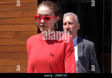 NEW YORK, NY - SEPTEMBRE 06: Modèle Gigi Hadid porte un pull rouge personnalisé et des lunettes de soleil assorties alors qu'elle quitte son appartement East Village le 31 mai 2017 à New York personnes: Gigi Hadid Banque D'Images