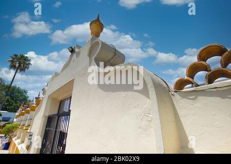 Village d'art Tlaquepaque rues colorées pendant une haute saison touristique Banque D'Images