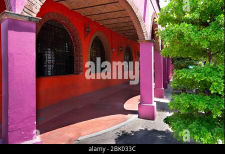 Village d'art Tlaquepaque rues colorées pendant une haute saison touristique Banque D'Images