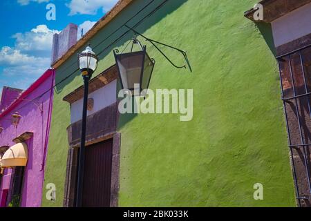 Village d'art Tlaquepaque rues colorées pendant une haute saison touristique Banque D'Images