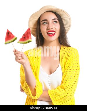 Belle jeune femme avec des tranches de melon d'eau fraîche sur fond blanc Banque D'Images