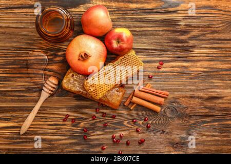 La composition avec miel, pommes et grenade sur fond de bois Banque D'Images