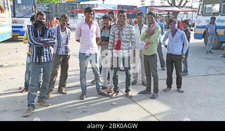 Beawar, Inde. 30 avril 2020. Les personnes bloquées se tiennent avant de sortir d'un bus organisé par le gouvernement du Rajasthan pour les aider à atteindre leur ville natale dans le cadre du maintien de la COVID-19, à Beawar. (Photo de Sumit Saraswat/Pacific Press) crédit: Agence de presse du Pacifique/Alay Live News Banque D'Images