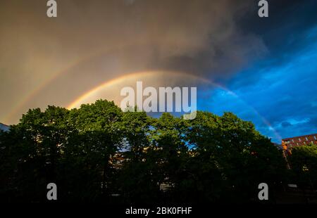 Londres, Royaume-Uni. 30 avril 2020. La photo prise le 30 avril 2020 montre un arc-en-ciel dans le ciel à Londres, Grande-Bretagne. Crédit: Han Yan/Xinhua/Alay Live News Banque D'Images