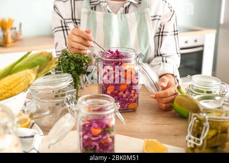 Femme comment préparer les légumes pour la fermentation à table, gros plan Banque D'Images