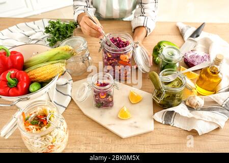 Femme comment préparer les légumes pour la fermentation à table Banque D'Images