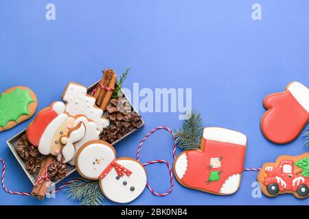 De savoureux biscuits de Noël sur un fond de couleur Banque D'Images