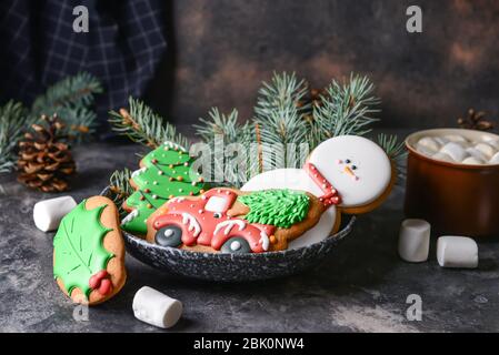 Plaque avec de délicieux biscuits de Noël sur tableau noir Banque D'Images