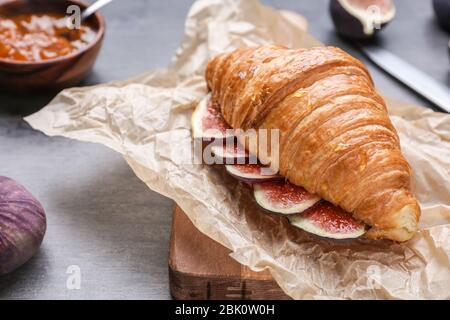 Sweet croissant et de figue tranches sur table, closeup Banque D'Images